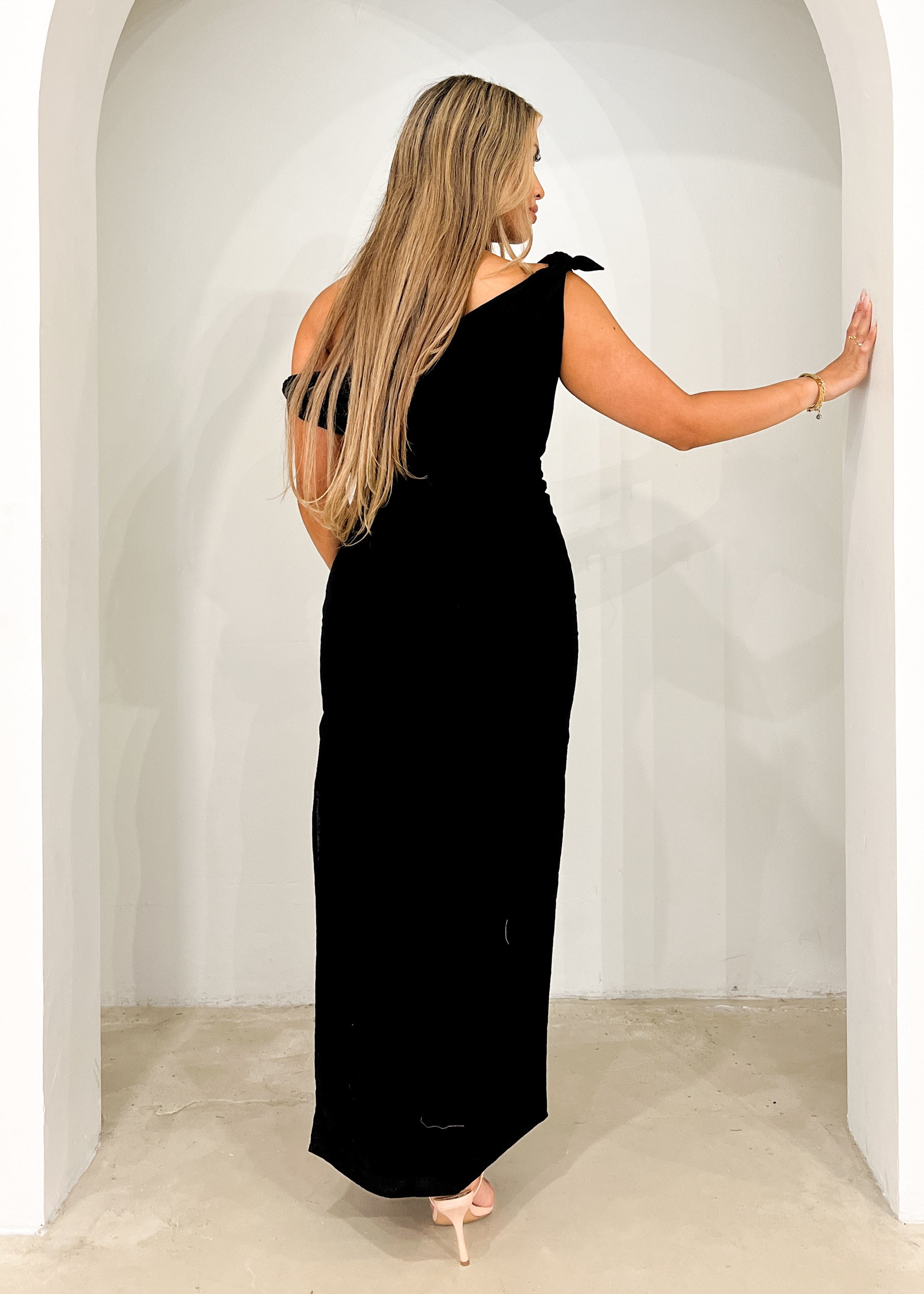 Ariana one-shoulder midi dress in black - Bananhot